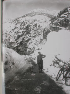 Uomo con pala per spalare la neve (1930)
